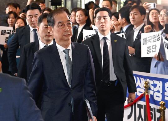 한덕수 대통령 권한대행 국무총리가 24일 추가경정예산안 시정연설을 위해 서울 여의도 국회에 도착해 본회의장으로 이동하고 있다. [연합뉴스]